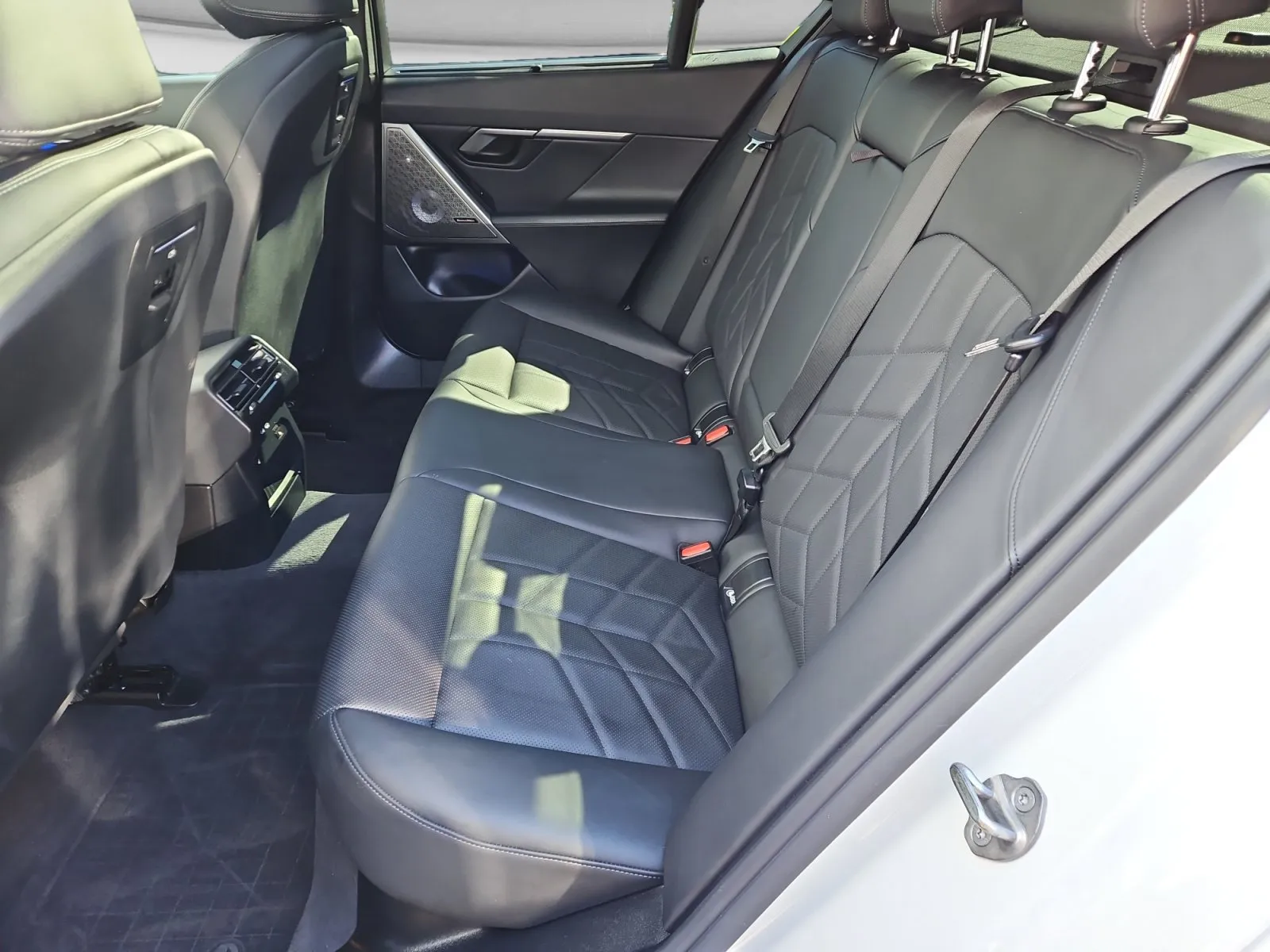 BMW i5 photo 14