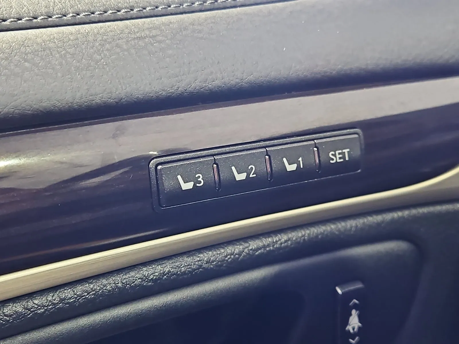 Lexus LS photo 17