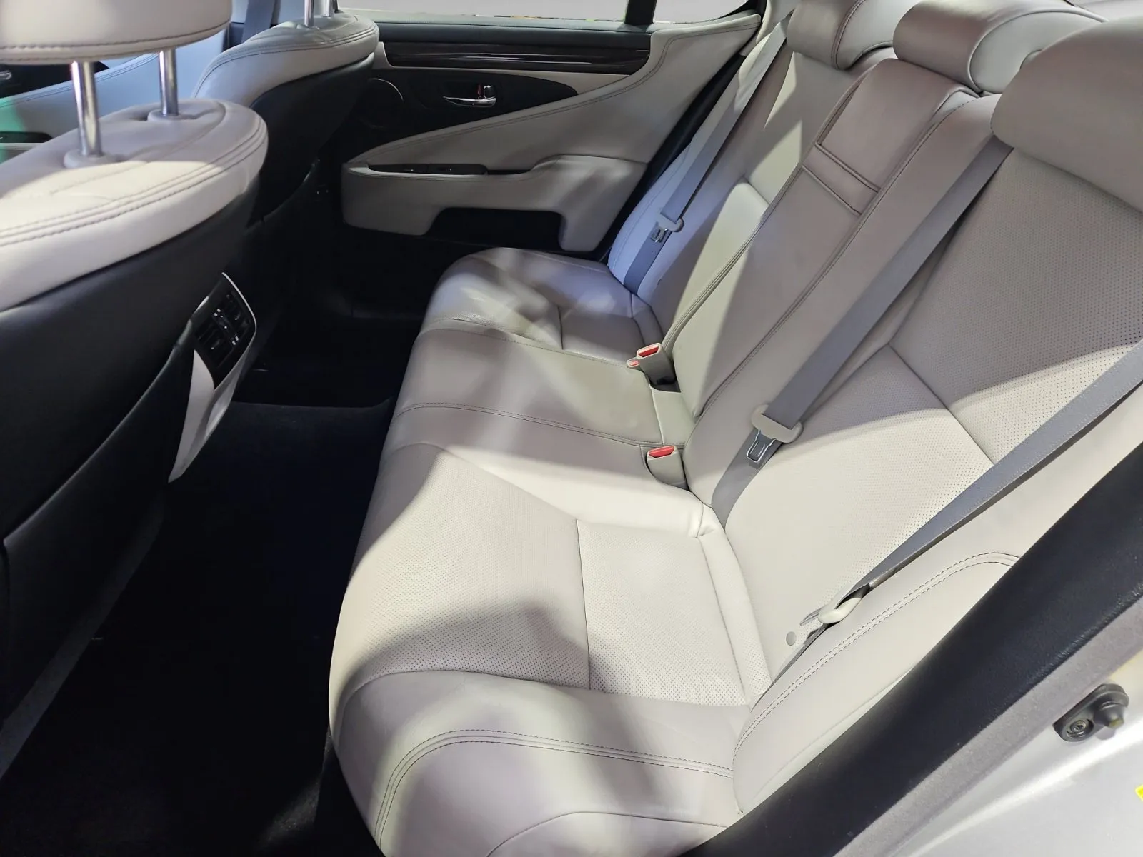 Lexus LS photo 14