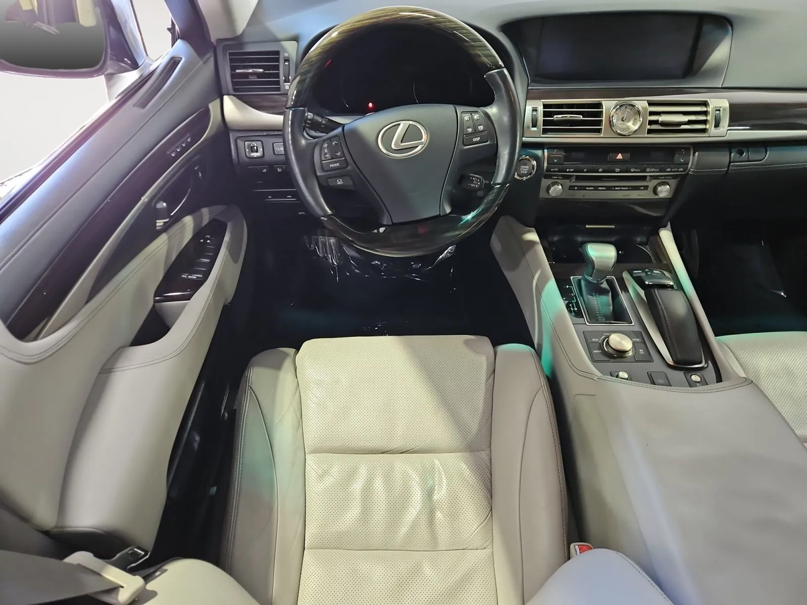 Lexus LS photo 10