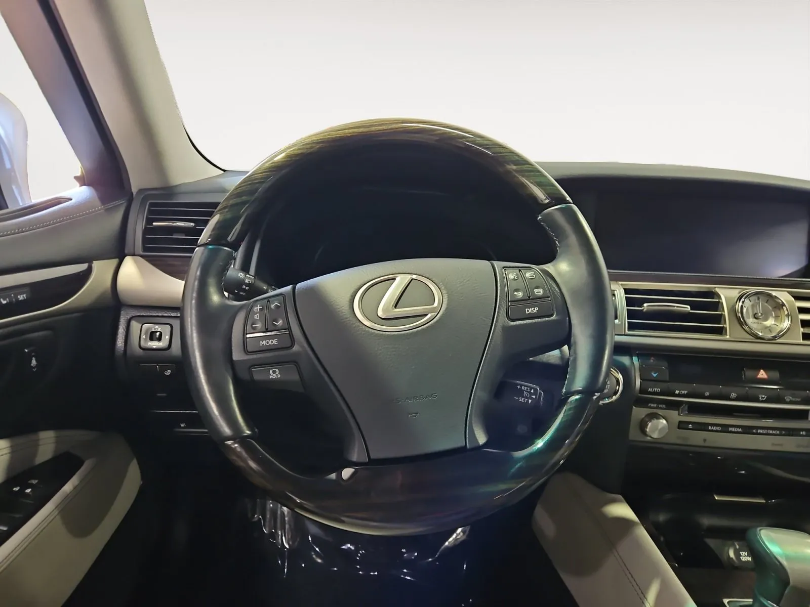 Lexus LS photo 12