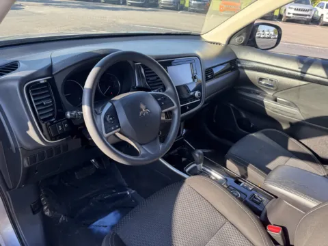 More photos of 2020 Mitsubishi Outlander ES at Auto Boutique Ohio, OH