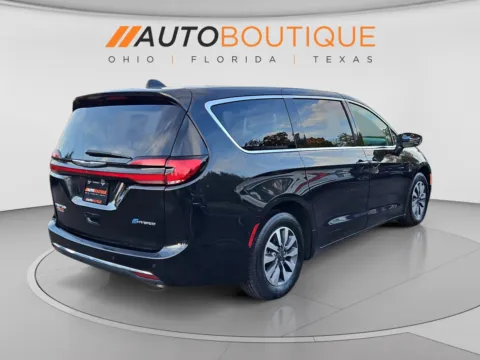 More photos of 2023 Chrysler Pacifica Hybrid Touring L at Auto Boutique Ohio, OH