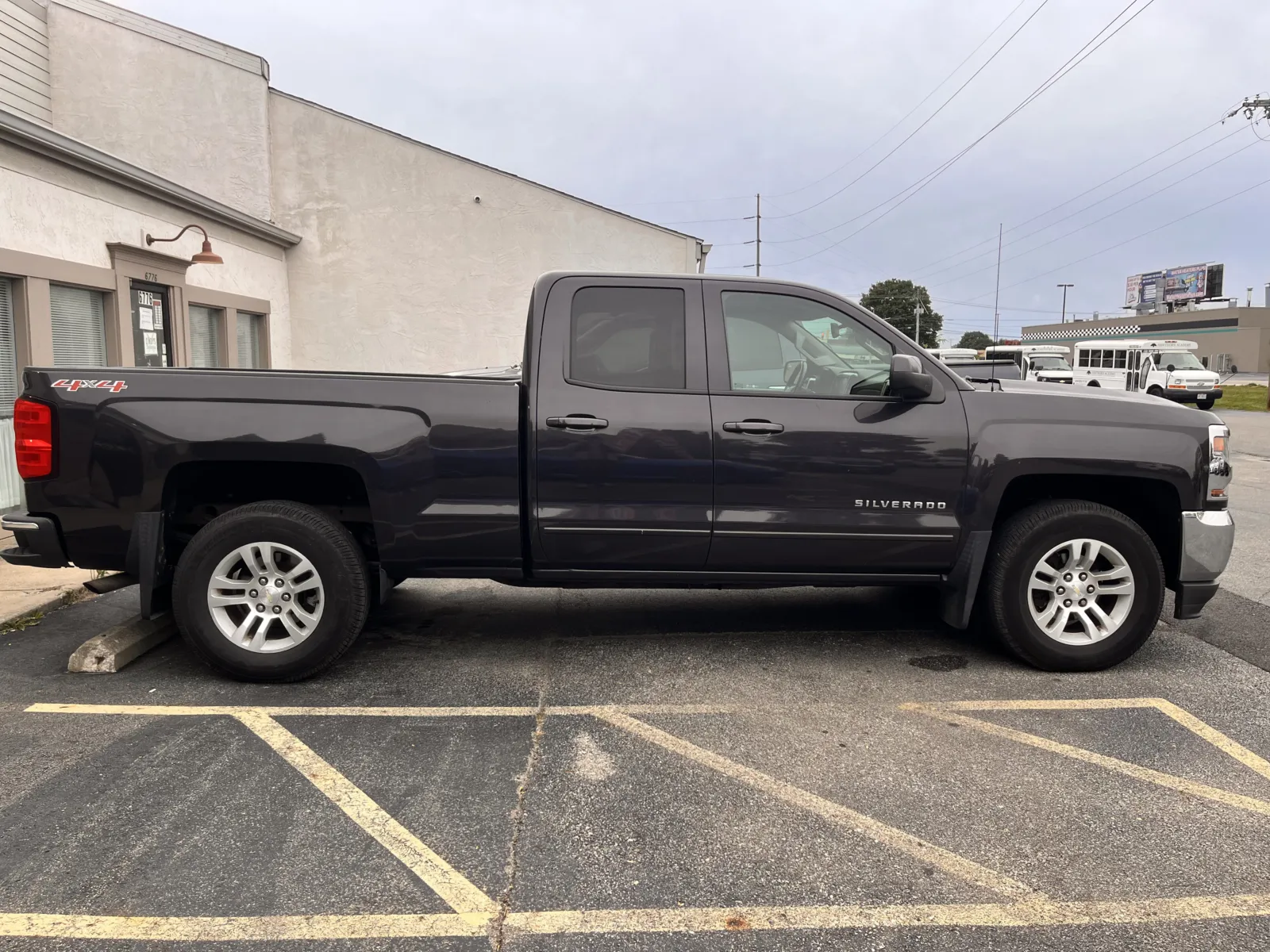 Chevrolet Silverado photo 2