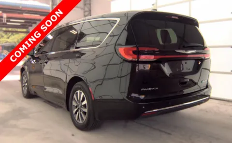 More photos of 2024 Chrysler Pacifica Hybrid Select at Auto Boutique Ohio, OH
