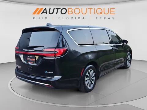 More photos of 2024 Chrysler Pacifica Hybrid Select at Auto Boutique Ohio, OH