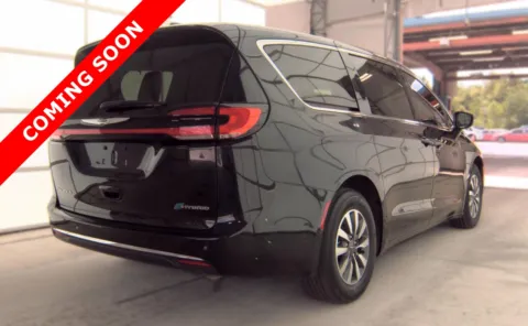 More photos of 2024 Chrysler Pacifica Hybrid Select at Auto Boutique Ohio, OH