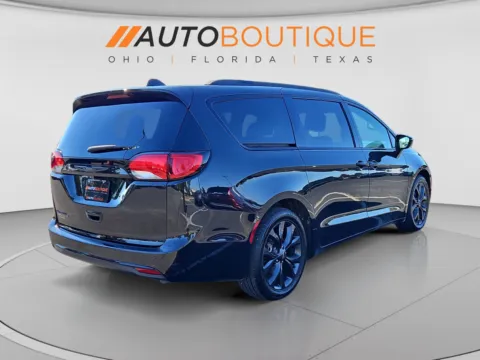 More photos of 2020 Chrysler Pacifica Touring L Plus at Auto Boutique Ohio, OH