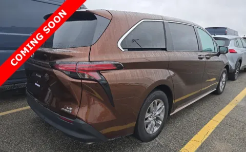 More photos of 2022 Toyota Sienna LE at Auto Boutique Ohio, OH