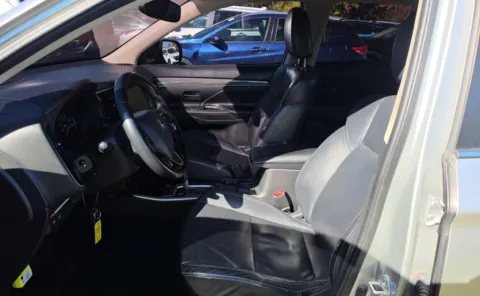 More photos of 2020 Mitsubishi Outlander SEL at Auto Boutique Ohio, OH