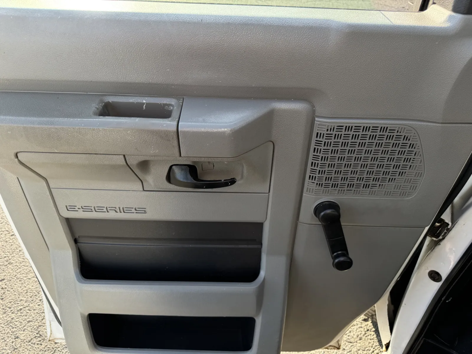 2010 Ford Econoline - Photo 17