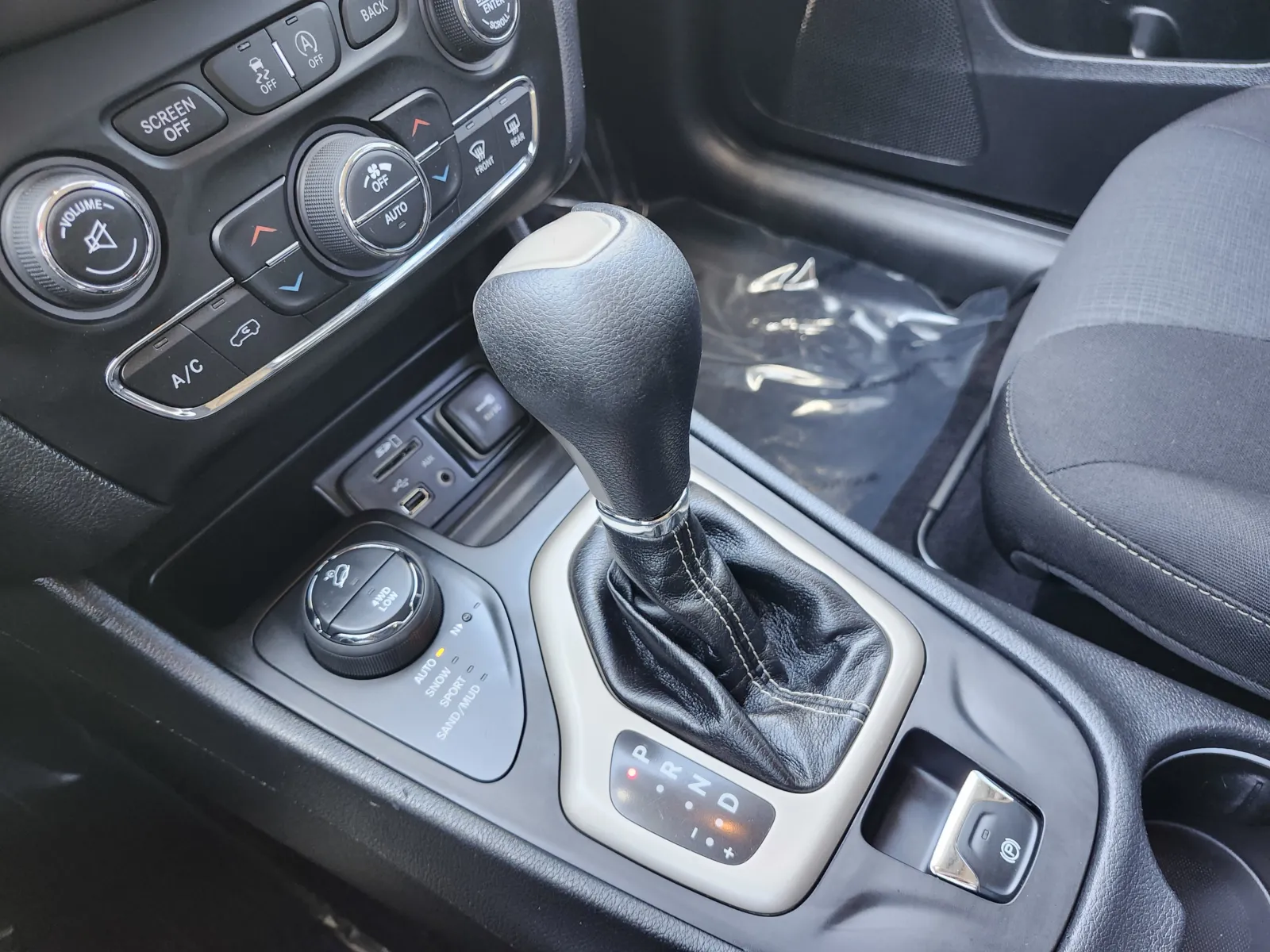 2016 Jeep Cherokee Latitude - Photo 32