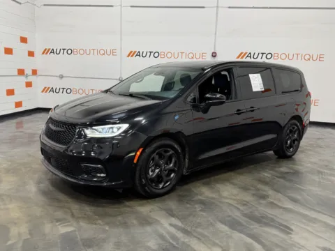 More photos of 2022 Chrysler Pacifica Hybrid Limited at Auto Boutique Ohio, OH
