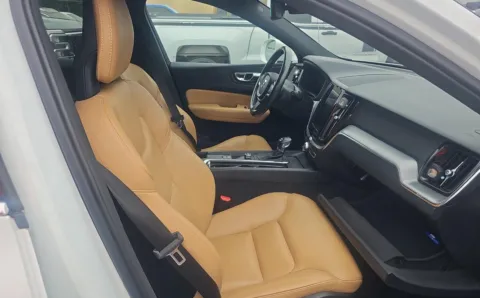 More photos of 2018 Volvo XC60 Momentum at Auto Boutique Ohio, OH