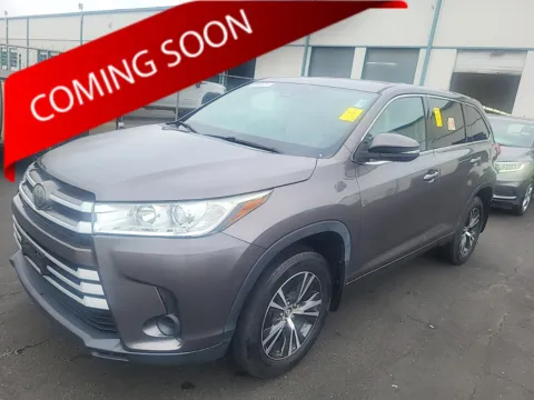 Gray 2018 Toyota Highlander LE for sale in Columbus, OH
