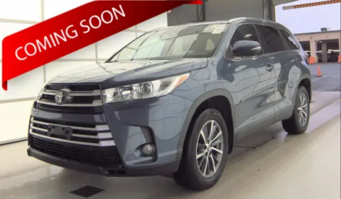 Blue 2019 Toyota Highlander XLE for sale in Columbus, OH