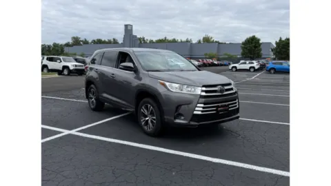 Gray 2018 Toyota Highlander LE for sale in Columbus, OH