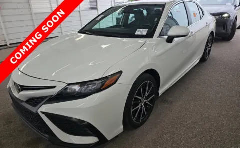 White 2024 Toyota Camry SE for sale in Columbus, OH