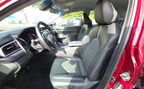 More photos of 2018 Toyota Camry SE at Auto Boutique Ohio, OH