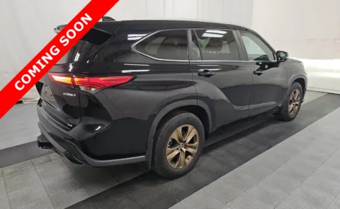 More photos of 2023 Toyota Highlander Hybrid Bronze Edition at Auto Boutique Ohio, OH