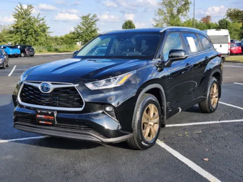 More photos of 2023 Toyota Highlander Hybrid Bronze Edition at Auto Boutique Ohio, OH