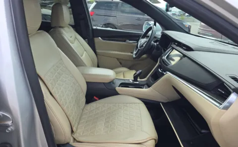 More photos of 2017 Cadillac XT5 FWD at Auto Boutique Ohio, OH
