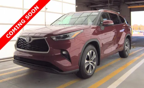 Red 2021 Toyota Highlander XLE for sale in Columbus, OH