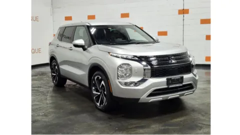 White 2023 Mitsubishi Outlander SE Special Edition for sale in Columbus, OH