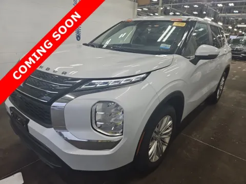 White 2024 Mitsubishi Outlander ES for sale in Columbus, OH