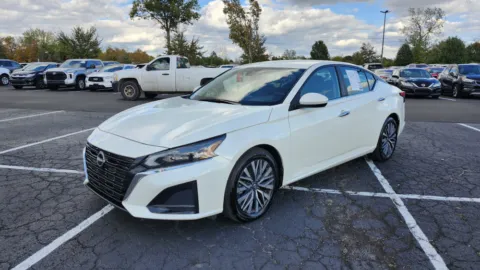 More photos of 2023 Nissan Altima 2.5 SV at Auto Boutique Ohio, OH