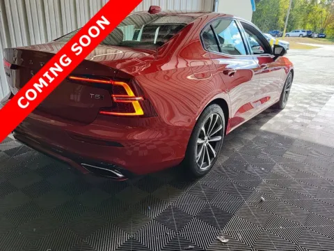 More photos of 2021 Volvo S60 Momentum at Auto Boutique Ohio, OH