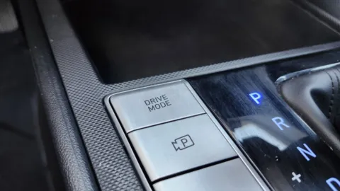 More photos of 2022 Hyundai Elantra SE at Auto Boutique Ohio, OH