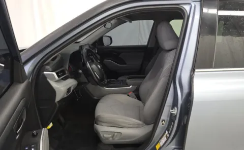 More photos of 2020 Toyota Highlander LE at Auto Boutique Ohio, OH