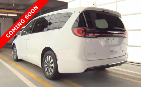 More photos of 2022 Chrysler Pacifica Hybrid Touring L at Auto Boutique Ohio, OH