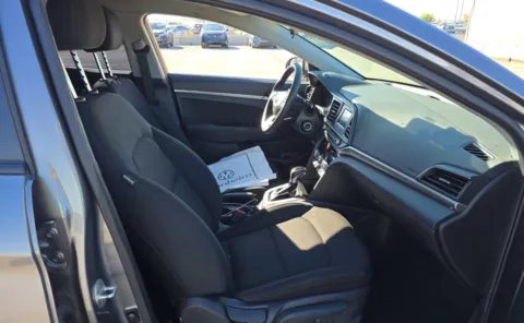 More photos of 2020 Hyundai Elantra SE at Auto Boutique Ohio, OH