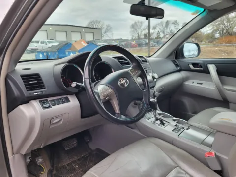 More photos of 2010 Toyota Highlander SE at Dorsett Nissan, IN