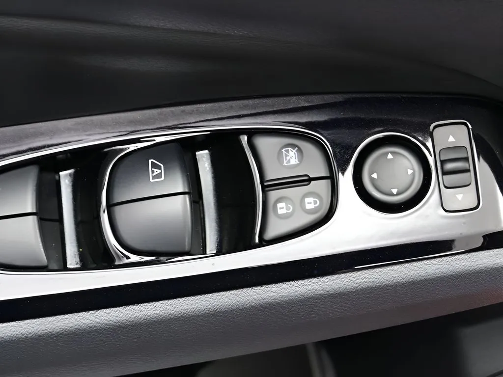 2025 Nissan Altima SL - Photo 12