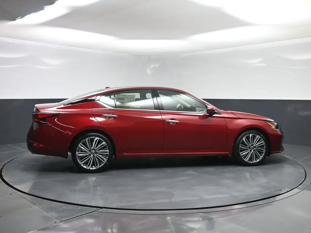 2025 Nissan Altima SL - Photo 22