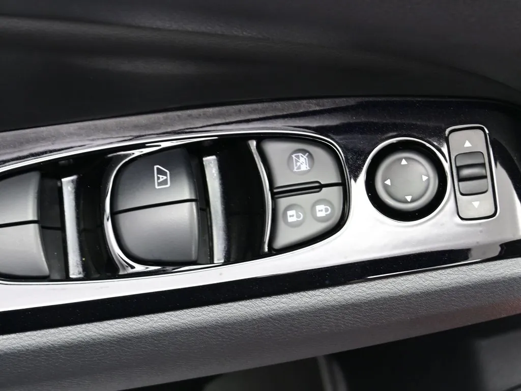 2025 Nissan Altima SL - Photo 12