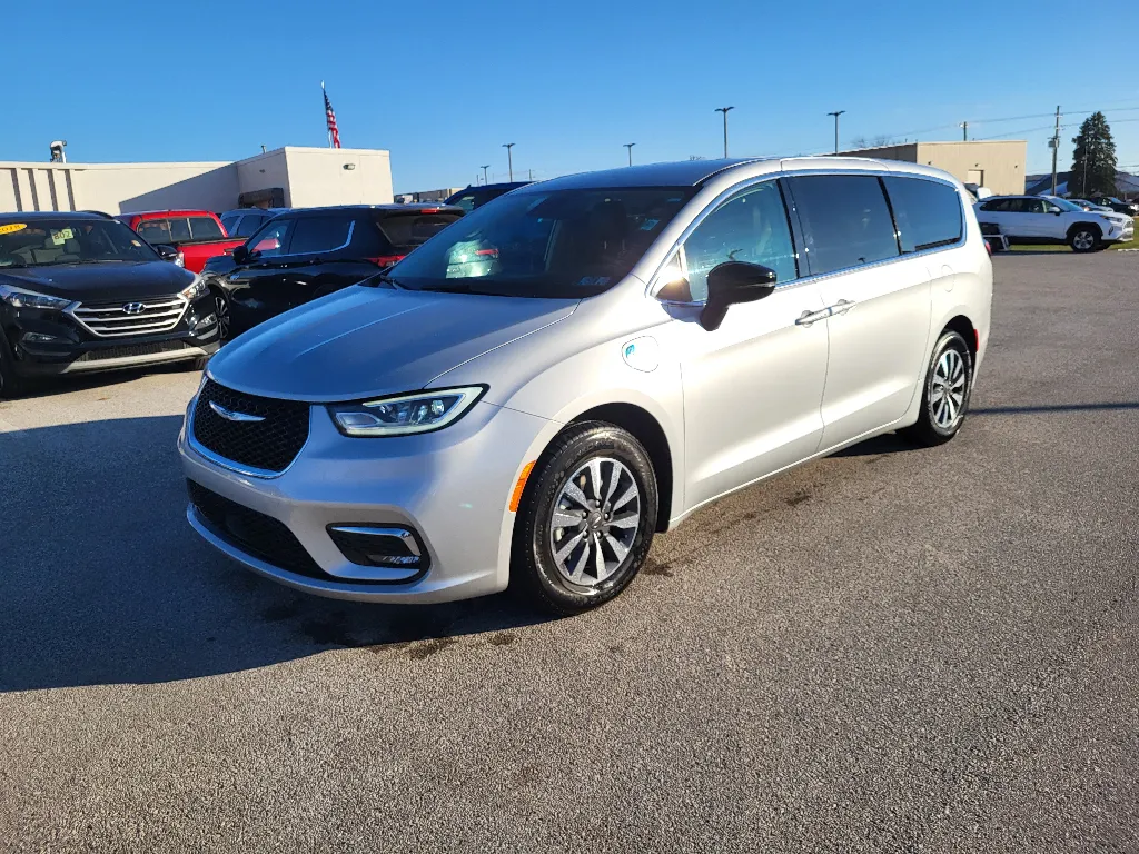 Silver 2024 Chrysler Pacifica Hybrid Select for sale in Terre Haute, IN