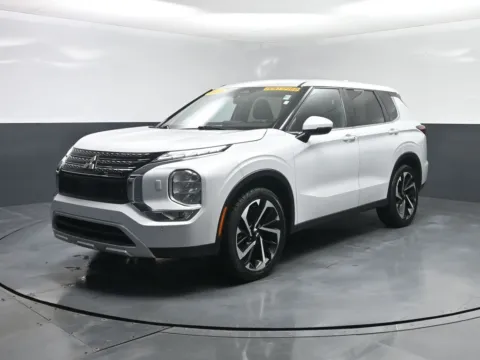 White 2024 Mitsubishi Outlander SE S-AWC for sale in Terre Haute, IN