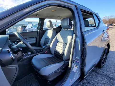 Photos of 2021 Nissan Kicks SR for sale in Terre Haute, IN at Dorsett Nissan