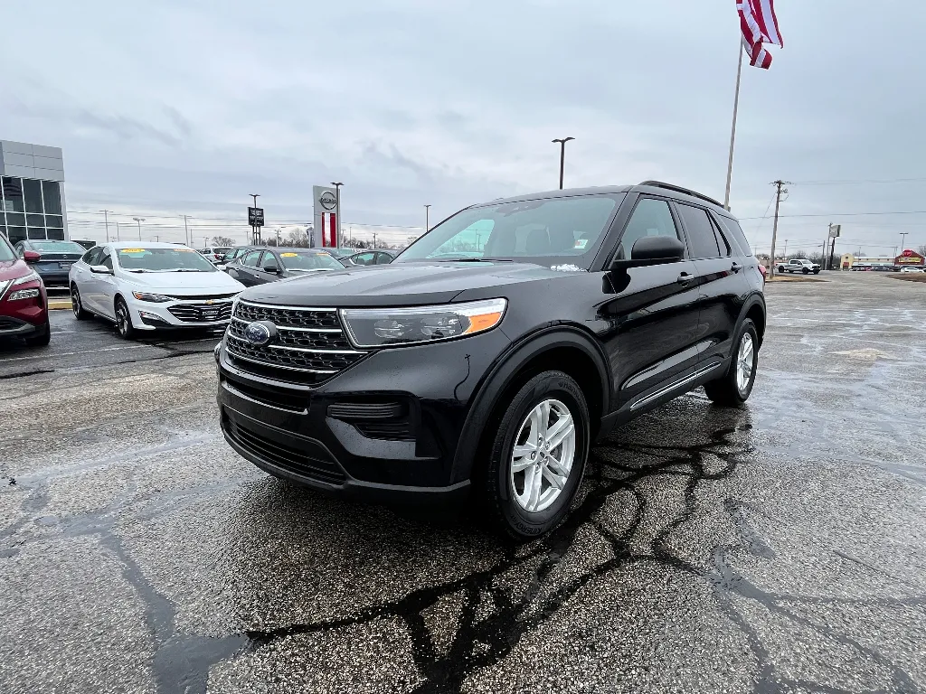 Black 2023 Ford Explorer XLT for sale in Terre Haute, IN