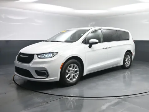 White 2023 Chrysler Pacifica Touring L for sale in Terre Haute, IN