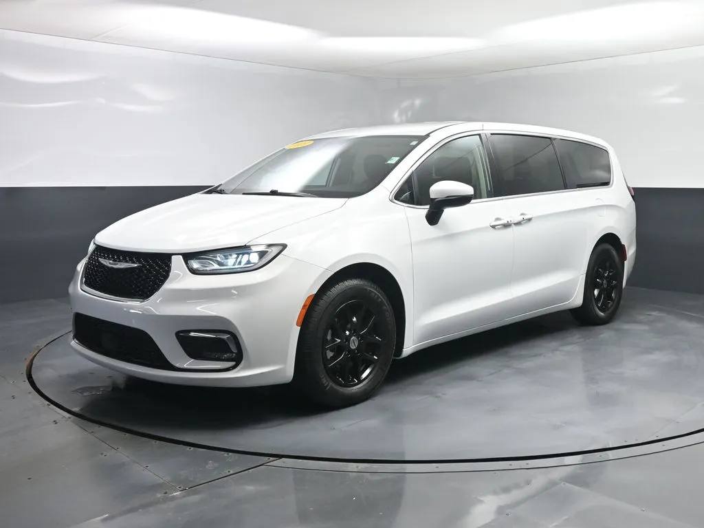 White 2023 Chrysler Pacifica Touring L for sale in Terre Haute, IN