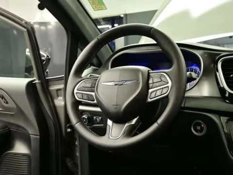More photos of 2025 Chrysler Pacifica Select at Dorsett Nissan, IN