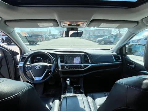 More photos of 2017 Toyota Highlander SE at Dorsett Nissan, IN