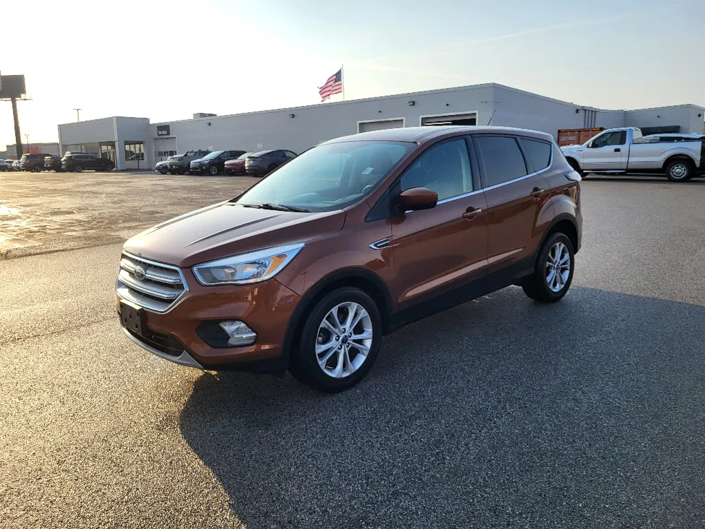 Red 2017 Ford Escape SE for sale in Terre Haute, IN