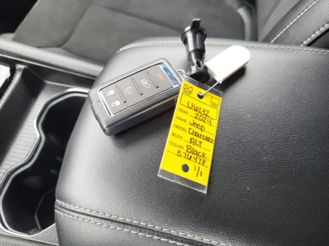 More photos of 2024 Jeep Grand Cherokee L Altitude at Dorsett Nissan, IN