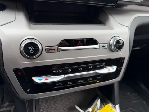 More photos of 2023 Ford Explorer XLT at Dorsett Nissan, IN